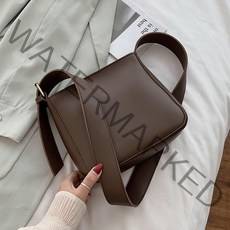 연이랜드 심플 스퀘어 크로스백 숄더백